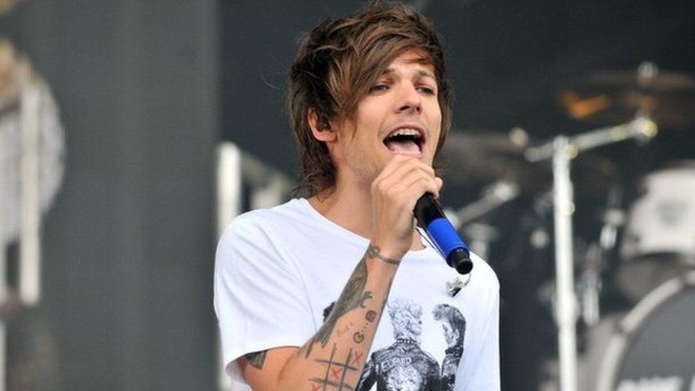 Louis Tomlinson on stage