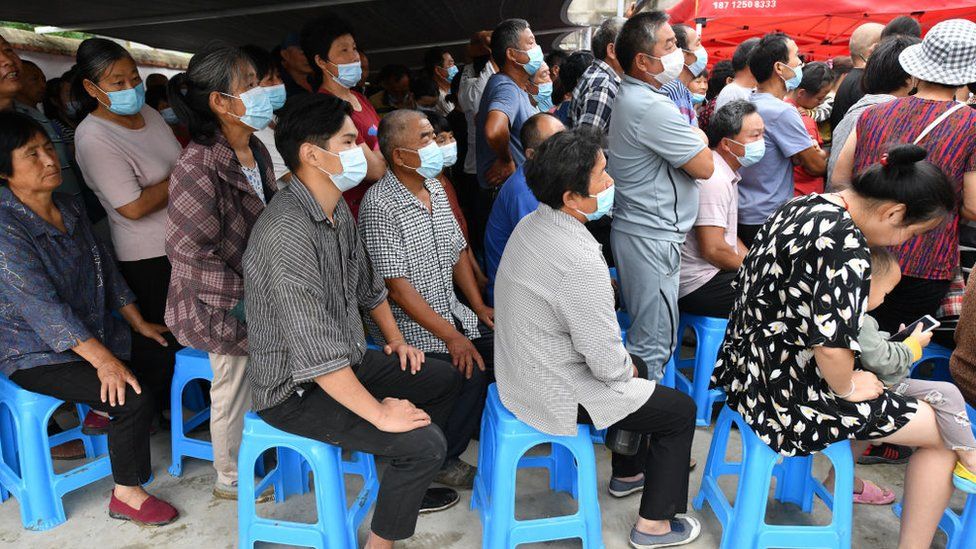 сельские жители ждут вакцины в Аньхое