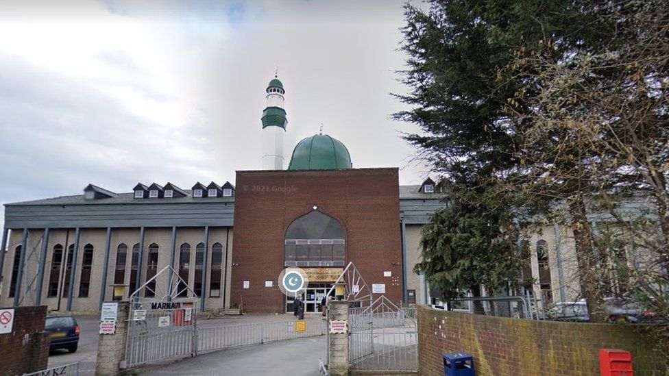 The school is located within the grounds of the Makazi Mosque