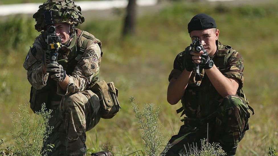 British and Ukrainian soldiers training together in 2014