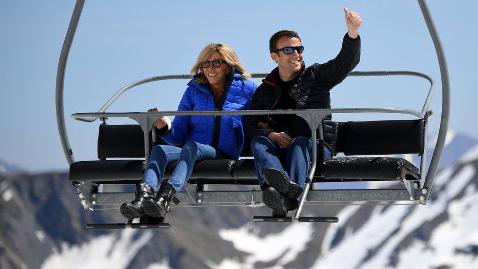 馬克龍夫婦在巴涅爾德比戈爾一處滑雪場的登山吊車上向記者們揮手（12/4/2017）