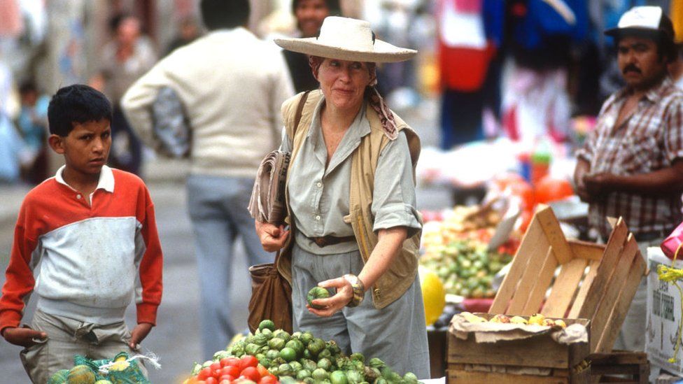 Диана Кеннеди делает покупки на рынке недалеко от своего дома 23 июня 1990 г. Ситакуаро, Мичоакан, Мексика
