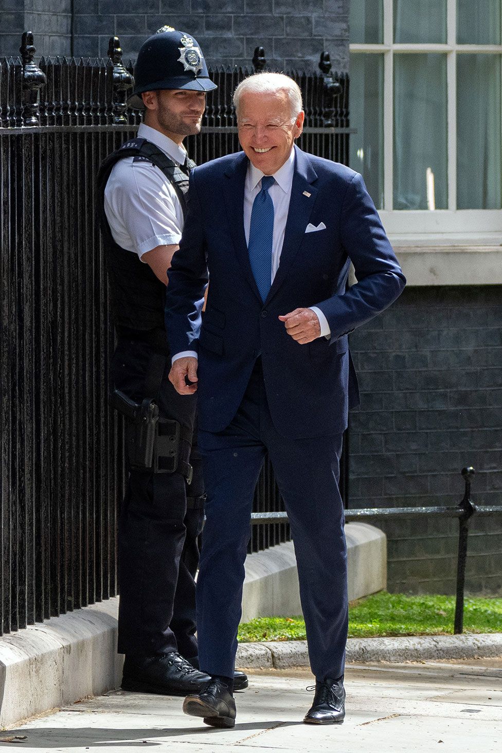 Президент США Джо Байден улыбается, когда он прибывает на Даунинг-стрит, 10, чтобы встретиться с премьер-министром Великобритании Риши Сунаком 10 июля 2023 года в Лондоне, Англия