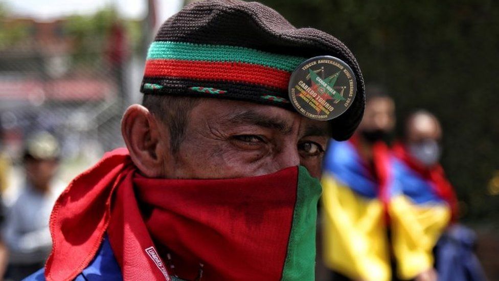Коренной житель марширует по проспекту в новый день «Национальной забастовки» в Кали, Колумбия, 5 мая 2021 г.