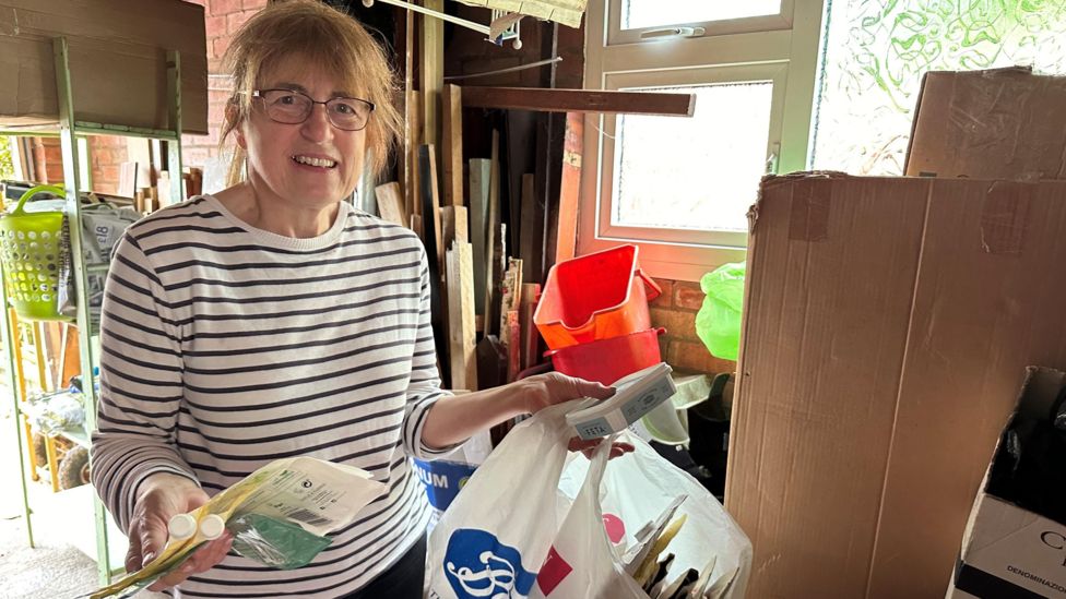 Leeds City Council introduces glass recycling in green bins BBC News