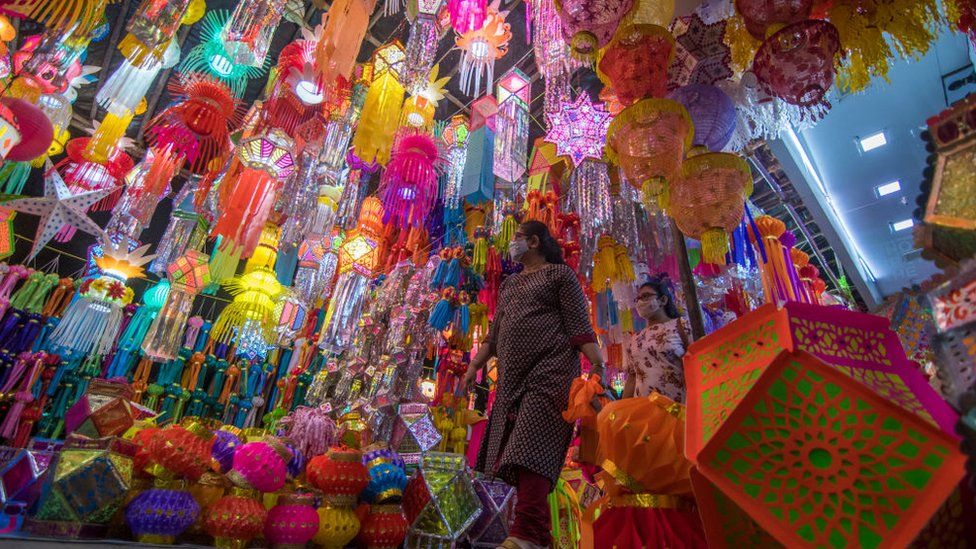 2020 年 11 月 6 日，人们在排灯节前夕在印度孟买的 Mahim 购买五颜六色的灯笼。