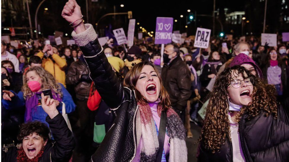 Женщины поднимают руки в знак протеста