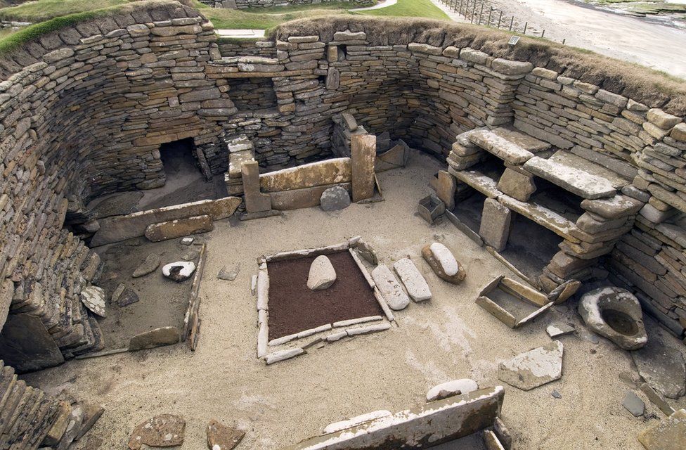 https://ichef.bbci.co.uk/news/976/cpsprodpb/069C/production/_100129610_e9050334-neolithic_dwelling_orkney_scotland-spl.jpg