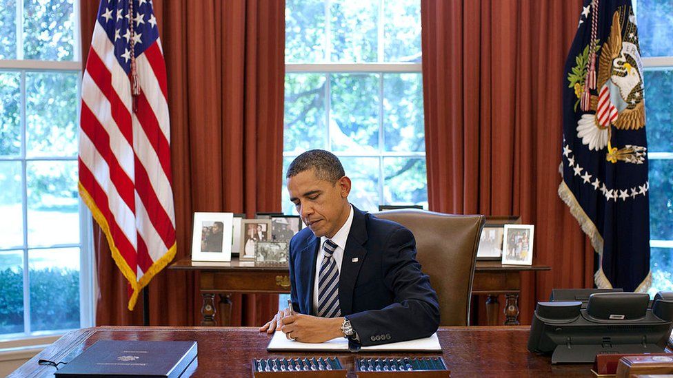 Президент Барак Обама подписывает Закон о контроле над бюджетом 2011 года в Овальном кабинете 2 августа 2011 г.
