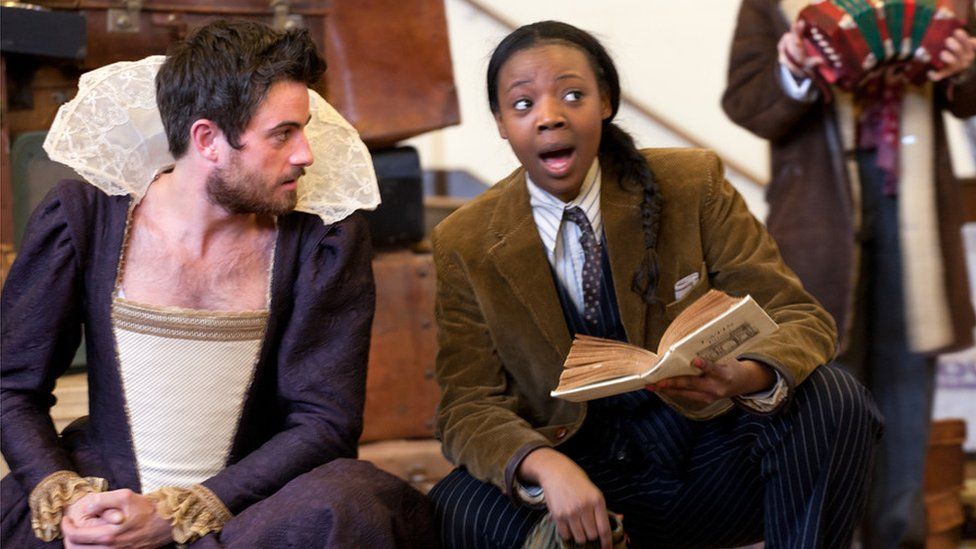 Bianca (Chris Jared) and Lucentio (Mimi Ndiweni) in The Taming of the Shrew