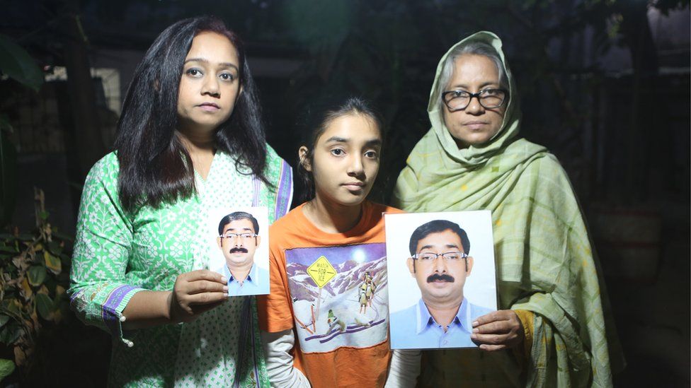 Санджида со своей семьей держит фотографию брата