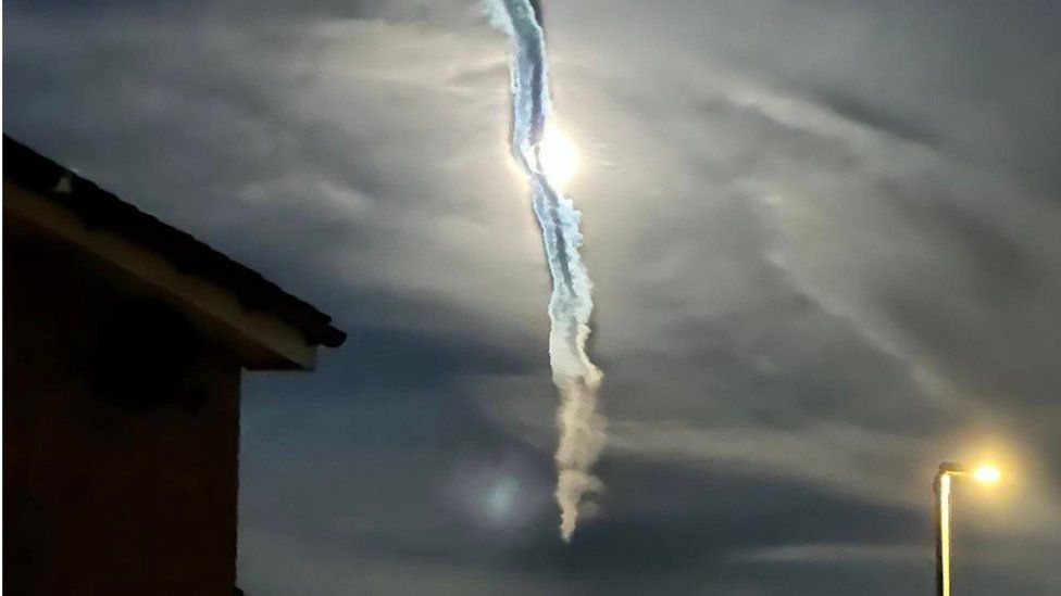 Oxfordshire: Mystery Cloud Lit By Worm Moon Thrills Skywatchers - BBC News