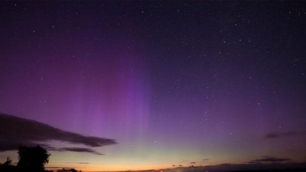 'Rare' Northern Lights photographed in Cornwall and Exmoor - BBC News