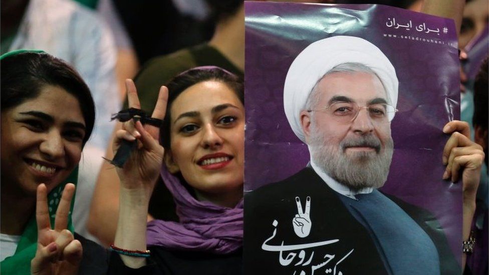Iranian women with poster of Hassan Rouhani (04/05/17)