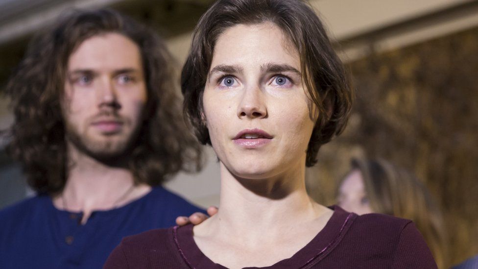 Amanda Knox speaks to the media, with fiance Colin Sutherland, in front of her parents' home in Seattle, Washington (March 27, 2015)
