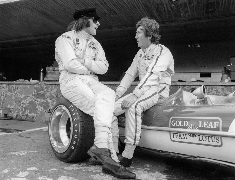 Amateur photographers capture golden age of motor racing - BBC News