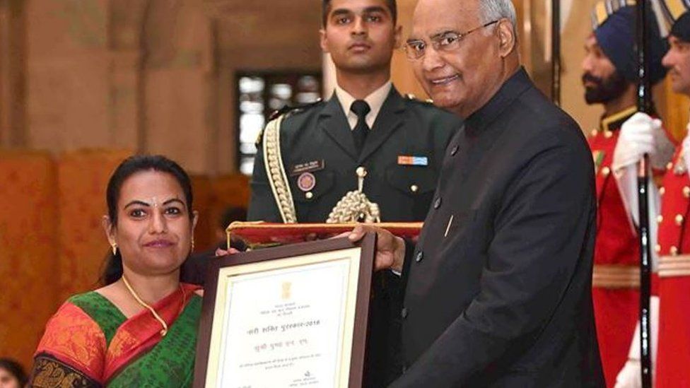 Пушпа получает национальную награду от тогдашнего президента Индии Рама Натха Ковинда