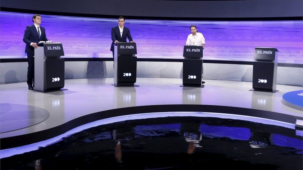 Empty lectern during pre-election debate