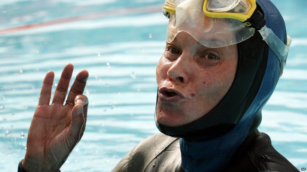 Молчанова реагирует после установления нового мирового рекорда – задержки дыхания под водой на 7 минут и 16 секунд – на первом индивидуальном чемпионате мира по фридайвингу в бассейне в Рененсе недалеко от Лозанны, Швейцария, 26 августа 2005 г.