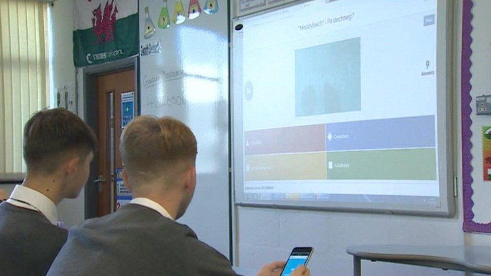 Pupils using their mobile phones to answer a Kahoot quiz