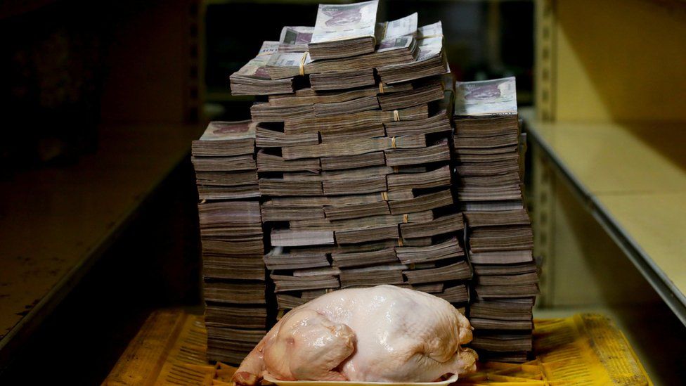 CARLOS GARCIA RAWLINS/REUTERS Para poder comprar un pollo de este tamaño (2,4 kilos), los venezolanos pueden llegar a pagar 14.600.000 bolívares.