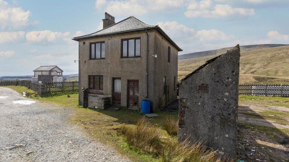 Remote Yorkshire Dales house sparks worldwide sale interest - BBC News