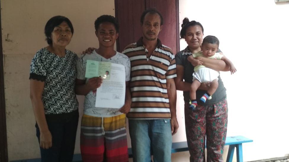 Aldi Novel Adilang with his family
