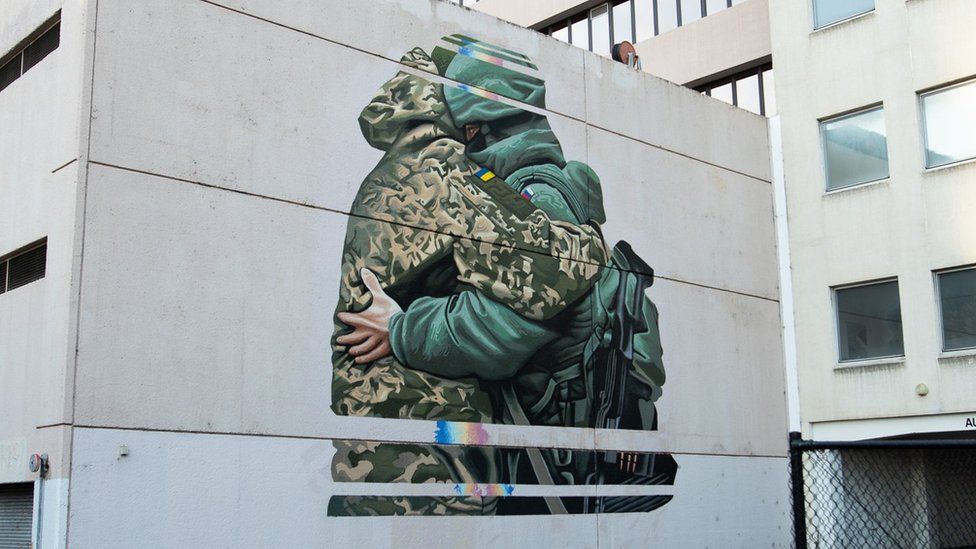 Mural que muestra a un soldado ucraniano y ruso abrazándose