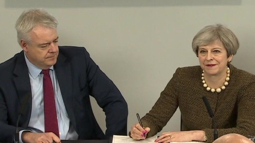 Carwyn Jones a Theresa May yn cyfarfod i arwyddo'r fargen a thrafod Brexit