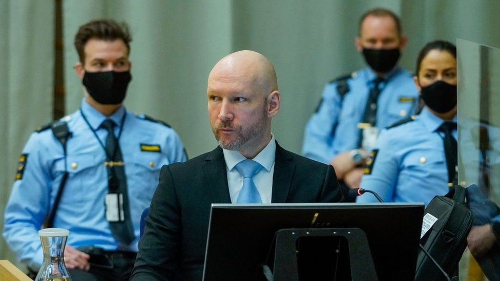 Андерс Беринг Брейвик, осужденный за терроризм, присутствует на втором дне суда над ним, где он просит об условно-досрочном освобождении, 19 января 2022 года в импровизированном зале суда в тюрьме Шиен, Норвегия