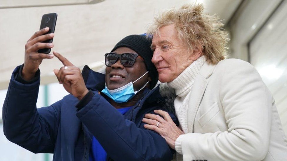 Sir Rod Stewart con Omarie Ryan, que se sometió a un escáner