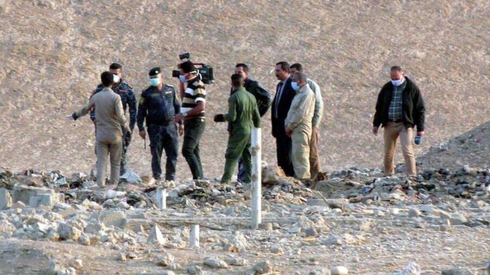 Iraqi officers and forensics personnel team inspect a site believed to be a mass grave, in Hammam al-Alil town, southern Mosul, Iraq, 08 November 2016.