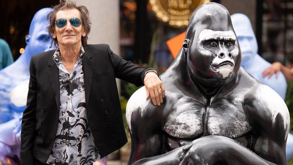 Tusk ambassador and Rolling Stone Ronnie Wood unveiling his own statue