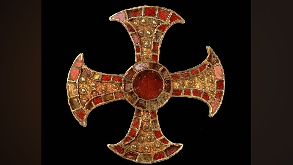 Σταυρός χρυσού και γρανάτης 7ου αιώνα, σκάψιμο Τράμπινγκτον