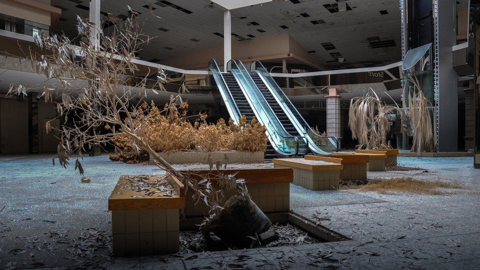 An abandoned Ohio shopping mall - photo by Seph Lawless