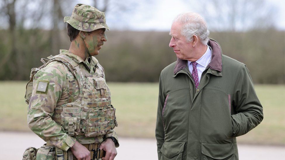 El Rey Carlos hablando con el comandante Tony Harris