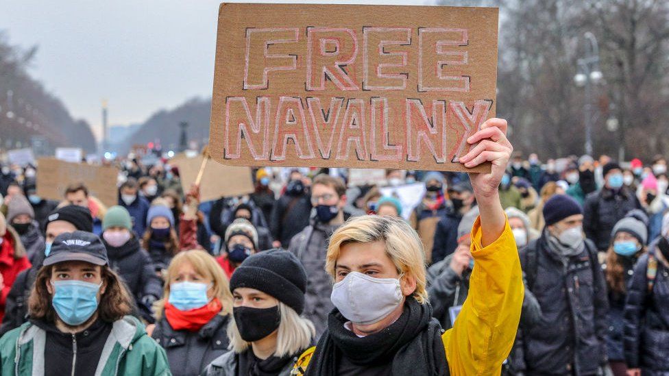Около 2500 сторонников российского оппозиционного политика Алексея Навального маршируют в знак протеста с требованием его освобождения из тюрьмы в Москве 23 января 2021 года в Берлине, Германия.