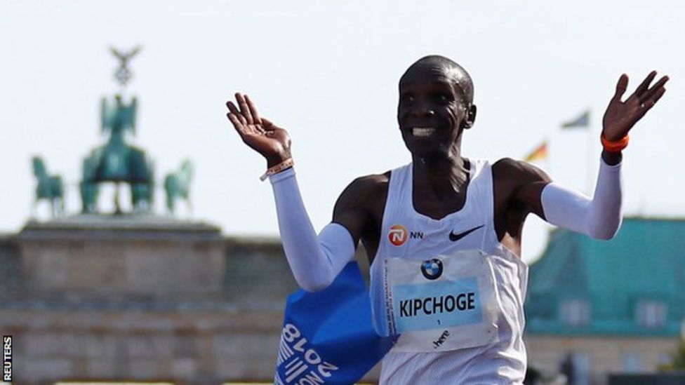 Eliud Kipchoge sets new marathon world record in Berlin - BBC Sport