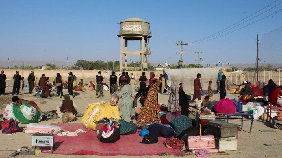 Families arriving at the Pakistan-Afghanistan border