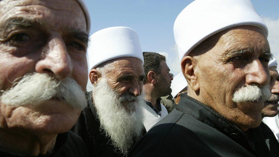File photo showing Druze sheikhs crossing the Quneitra checkpoint between Syria and the Israeli-occupied Golan Heights (6 September 2007)
