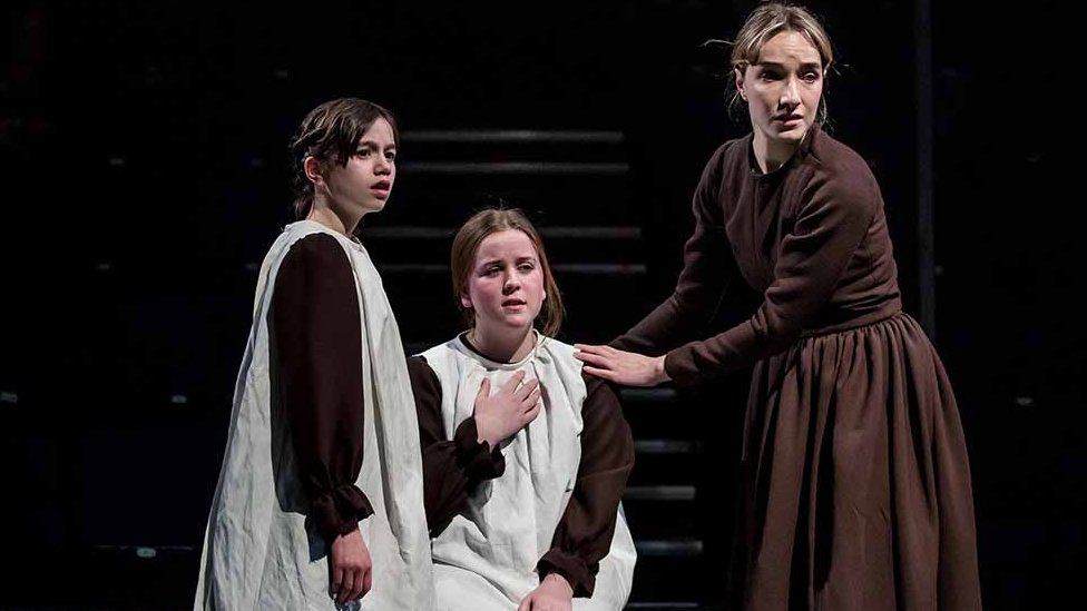 Erwachsene und Kinderdarsteller in der 2018er Inszenierung von Jane Eyre