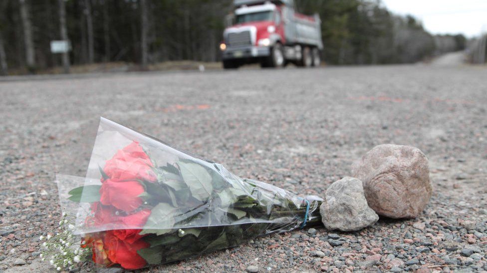 Цветы лежат на месте преступления на обочине Плейнс-роуд 20 апреля 2020 года в Деберте, Новая Шотландия, Канада.