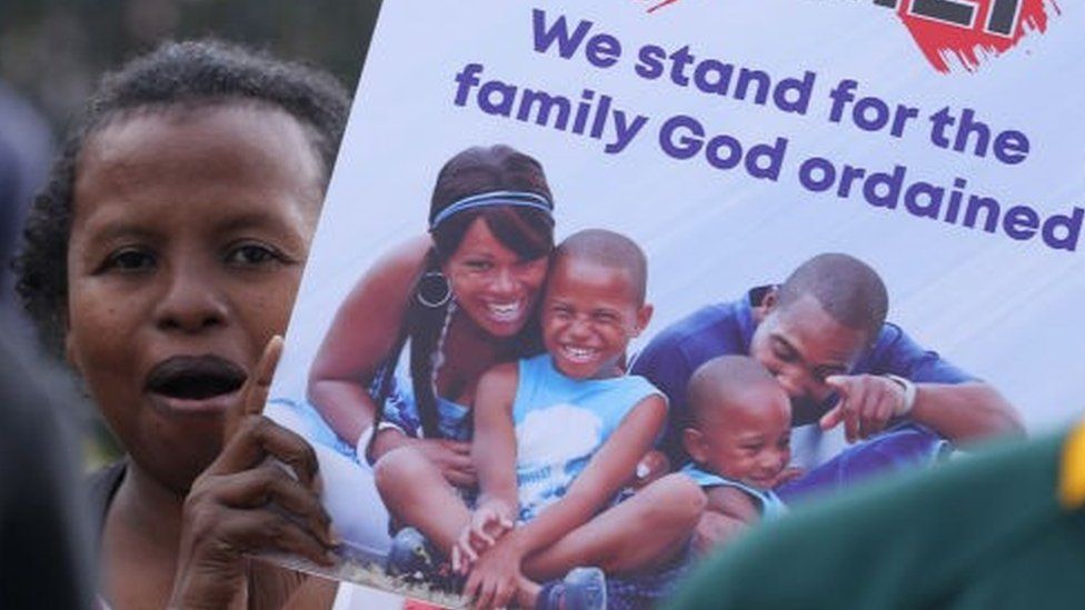 Члены христианской общины держали плакаты в знак празднования после того, как Высокий суд Кении постановил оставить в силе уголовный кодекс британской эпохи, криминализирующий однополый секс (2019 г.)