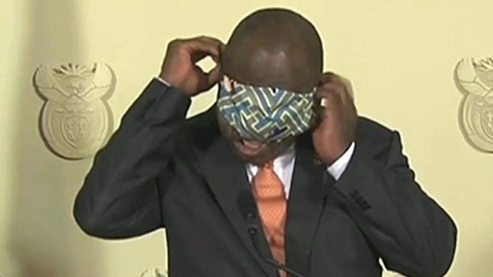 Cyril Ramaphosa putting on a face mask