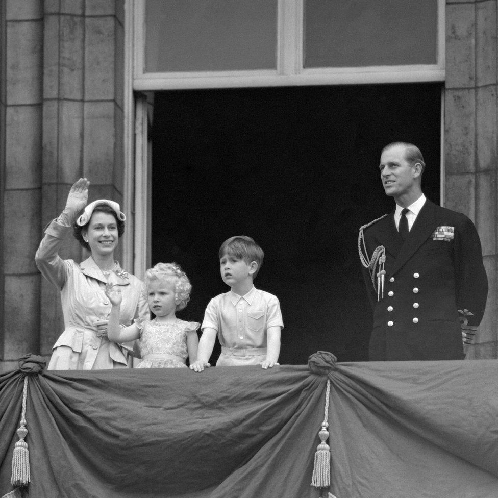 Принц Чарльз и принцесса Анна со своими родителями, королевой Елизаветой II и герцогом Эдинбургским, на балконе Букингемского дворца после их возвращения из турне по Содружеству