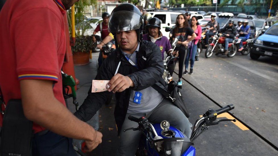 Resultado de imagen para Las insÃ³litas formas de pagar por la gasolina en Venezuela (que es casi gratuita)