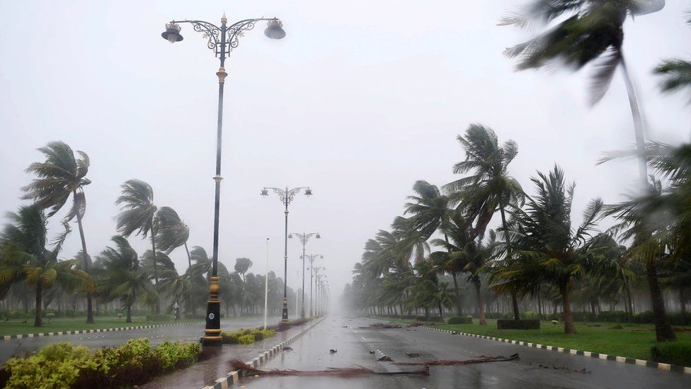 Cyclone Mekunu kills girl of 12 in Oman - BBC News