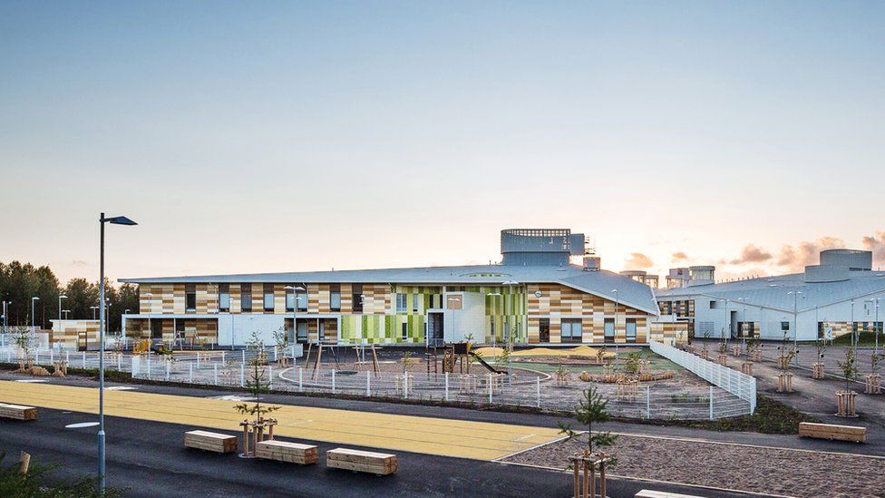 Fachada de la escuela Kastelli, proyectada por la oficina de arquitectura Lahdelma & Mahlamäki, en Finlandia