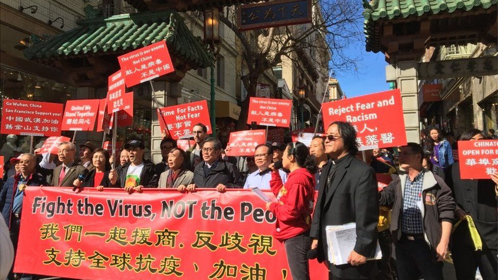 Мистер Фонг на митинге в китайском квартале Сан-Франциско