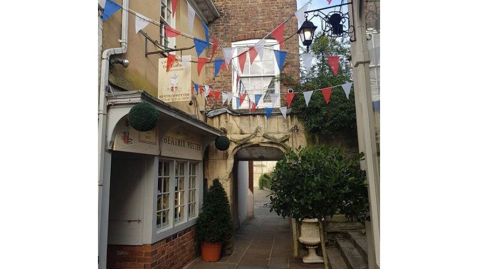 Photo of the narrow street on which the House of the Tailor of Gloucester sits